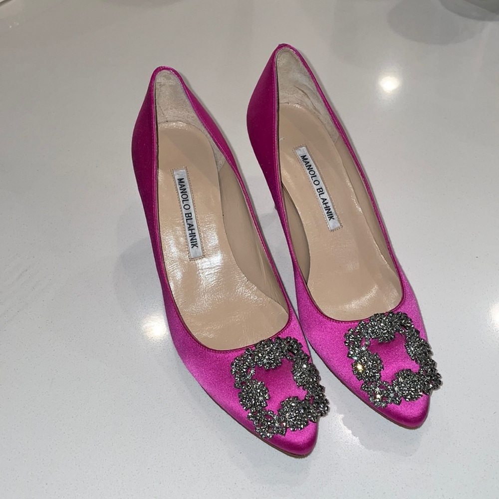 Brand new Manolo Blahnik Hangisi Satin Pump Pink